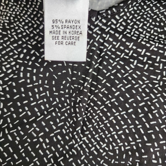 Talbots Women's Stretch Sleeveless V-Neck Black White Geo Pullover Tank Top PM - Picture 10 of 10